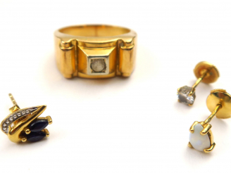 Vente aux enchères Bague chevalière ornée d'une pierre blanche et trois différentes puces