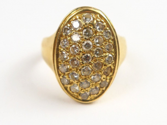 Vente aux enchères Chevalière ornée d'un pavage de diamants. Poids tel : 5,98 g