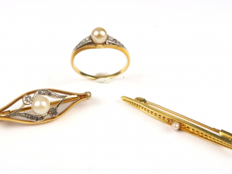 Vente aux enchères Deux broches et une bague, montures en or, ornées de perles et de diam