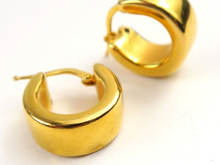 Paire de boucles d'oreilles en or. Poids : 2,8 g (petits enfoncements)