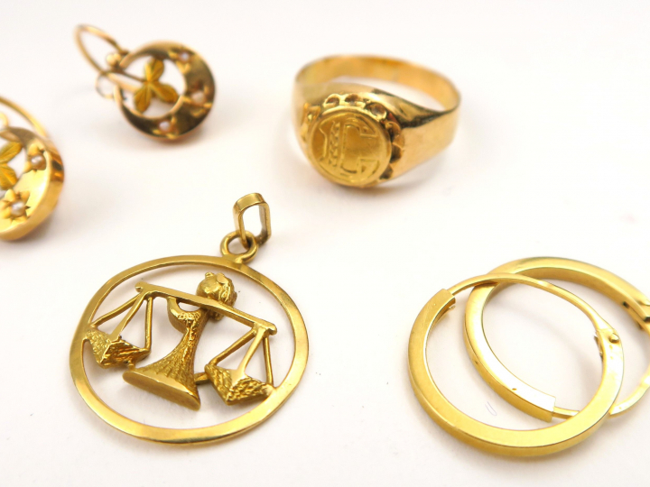 Lot or comprenant , pendentifs, boucles d'oreilles, chevalière. Poids 