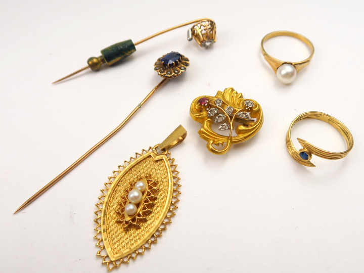 Lot or comprenant pendentif, épingles de cravate, bagues, broche, l'en