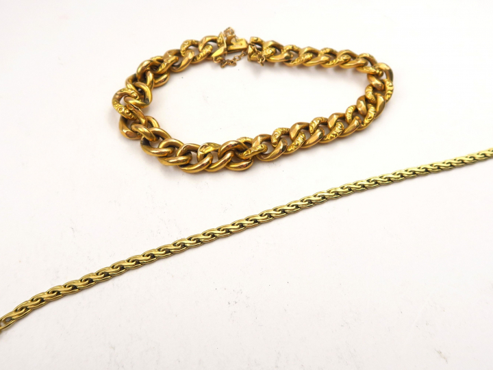 Lot or comprenant 2 bracelets (enfoncements). Poids : 13,8 g