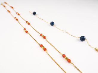 Vente aux enchères sautoir en or et perles de corail. On y joint un bracelet en or, alter