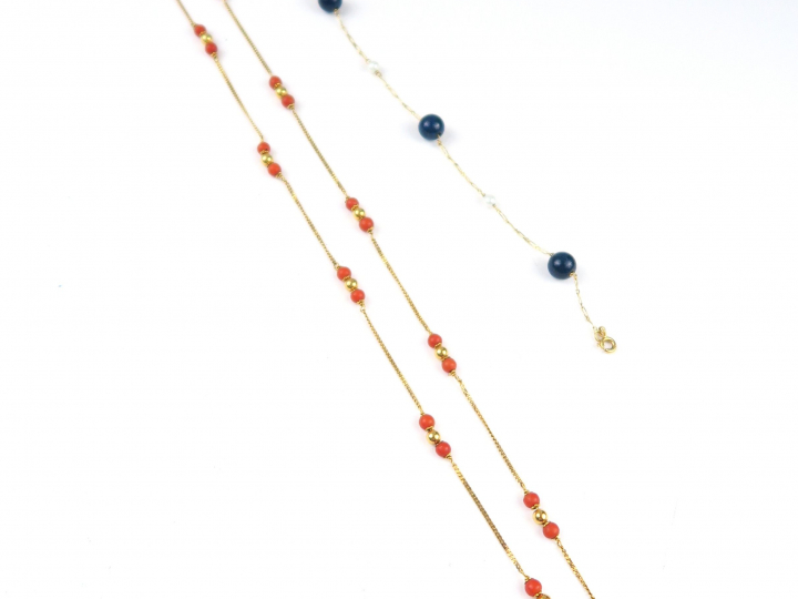 sautoir en or et perles de corail. On y joint un bracelet en or, alter