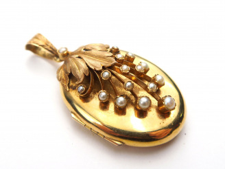 Vente aux enchères Pendentif porte-photo Napoléon III en or, orné de perles. Poids tel 19