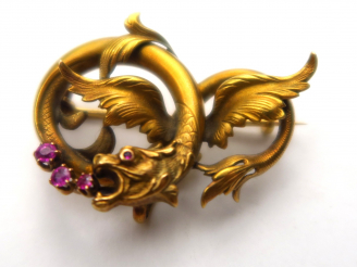 Vente aux enchères Broche en or représentant un dragon stylisé, orné de pierres roses. Po