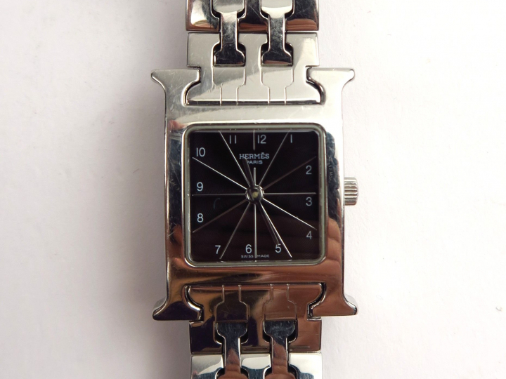 HERMES. Montre de femme, modèle H en acier. Accompagné de son certific