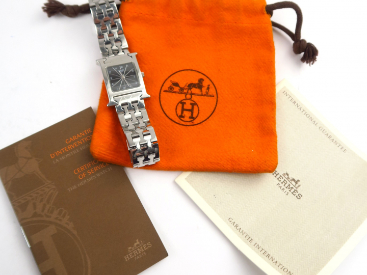 HERMES. Montre de femme, modèle H en acier. Accompagné de son certific