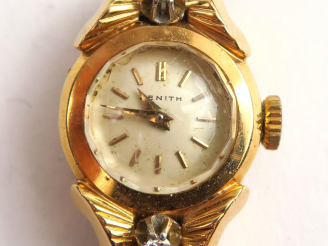 Vente aux enchères ZENITH.Montre de dame, bracelet et boitier en or, orné de quatre petit
