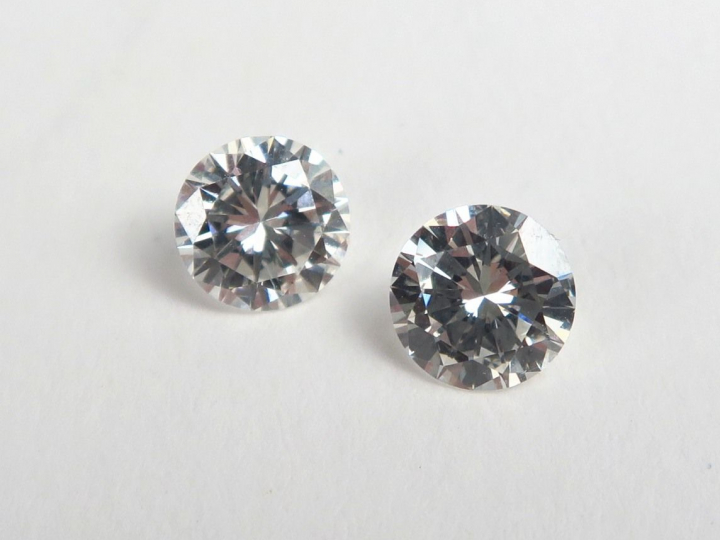 2 diamants sur papier de 0,73 carat (G, VS1) et 0,76 carat (H, VS1) (r