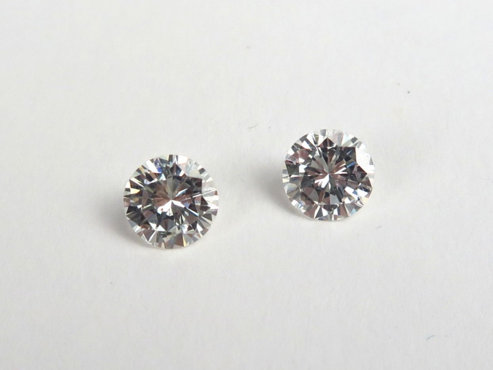 2 diamants sur papier de 0,68 chacun (I, VS1, et H, SI1) (ref. pli 3 J