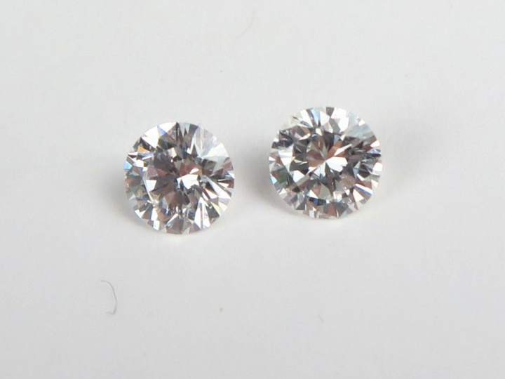2 diamants sur papier de 0,63 carat chacun (H, VS2 et G, VVS1) (ref. p