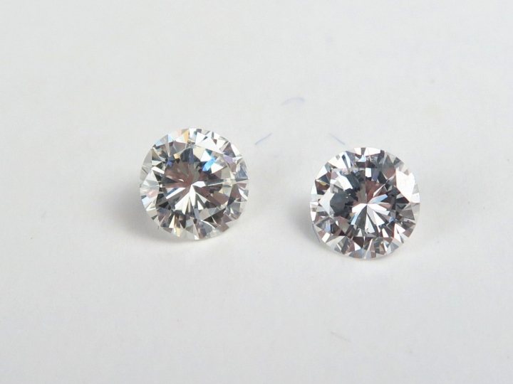 2 diamants sur papier de 0,57 carat (H, VS2) et 0,63 carat (I VVS1)  (