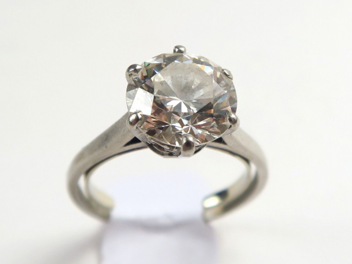 Bague solitaire ornée d'un diamant de 2,40 carats environ, J, VS1. Mon