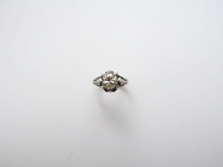 Bague solitaire ornée d'un diamant taille ancienne de 1,40 carats envi