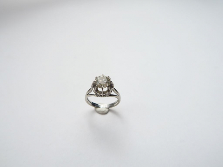 Bague solitaire ornée d'un diamant taille ancienne de 1,40 carats envi