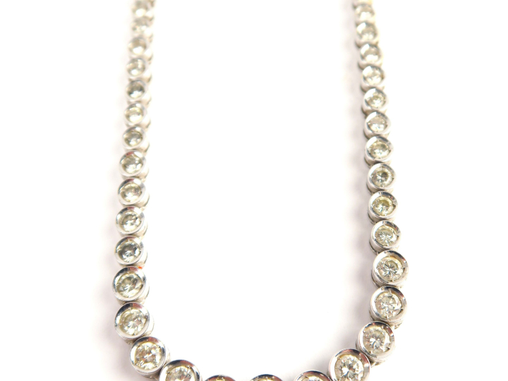 Collier orné de 57 diamants sertis clos, positionnnés en chute de 0,25