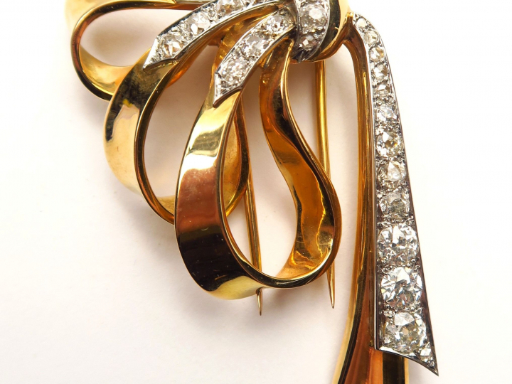 Broche en or figurant un nœud de ruban, sertie de diamants, dont 3 de 