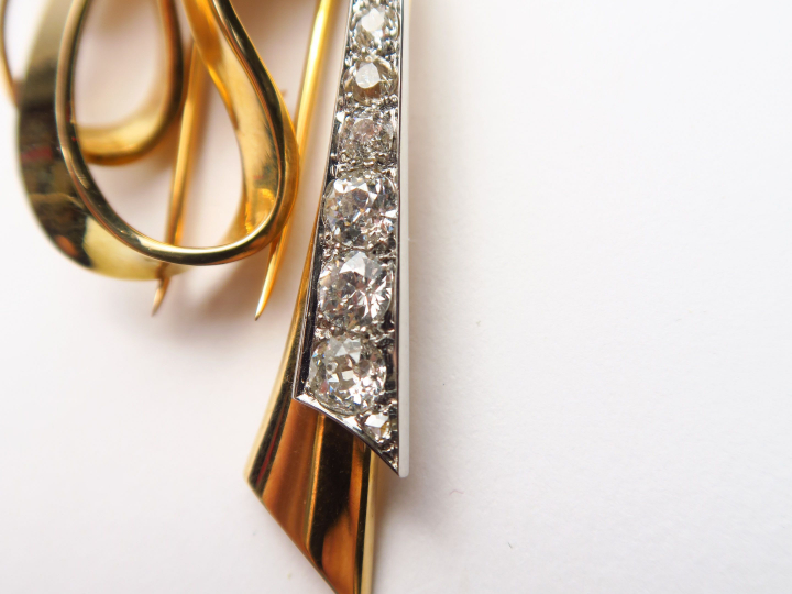 Broche en or figurant un nœud de ruban, sertie de diamants, dont 3 de 