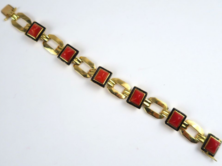 BOUCHERON. Bracelet Art Déco en or, orné de 6 cabochons de corail,  ce