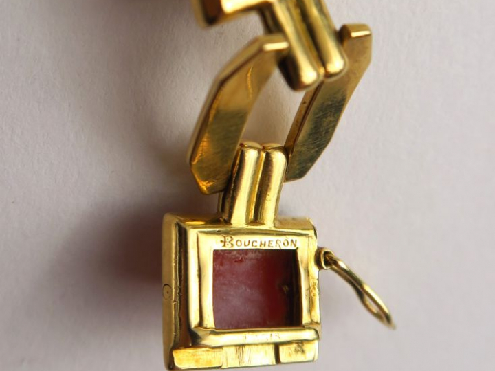 BOUCHERON. Bracelet Art Déco en or, orné de 6 cabochons de corail,  ce