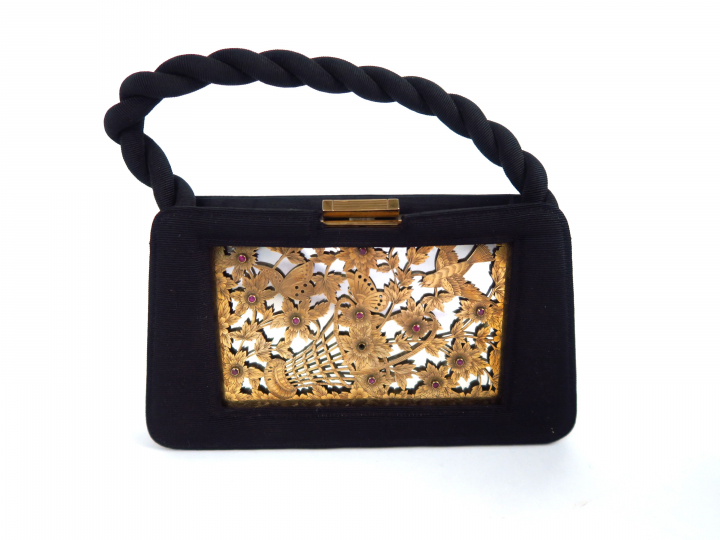 BOUCHERON. Minaudière en argent, couvercle ajouré à décor de paniers f