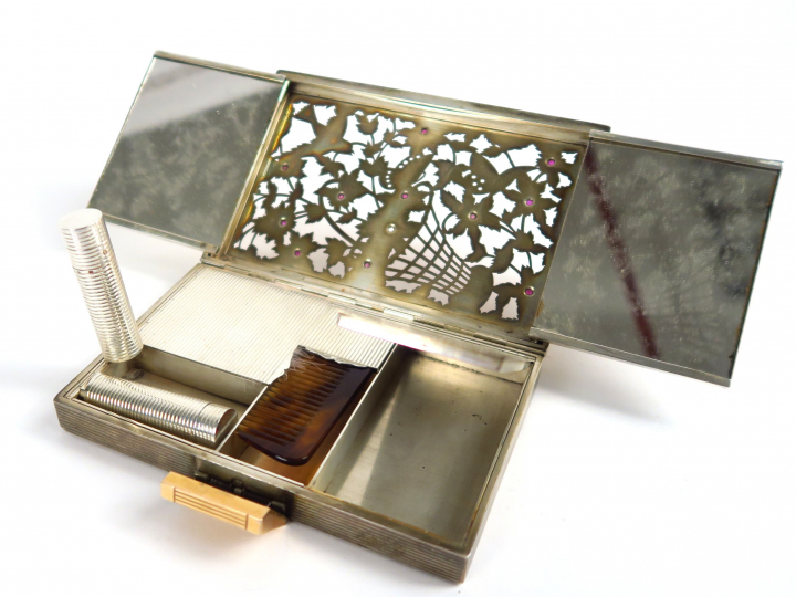 BOUCHERON. Minaudière en argent, couvercle ajouré à décor de paniers f