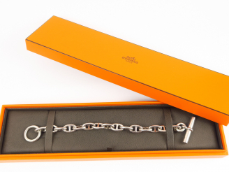 Vente aux enchères HERMES. Bracelet en argent, maille marine. Dans son écrin. Poids : 54,