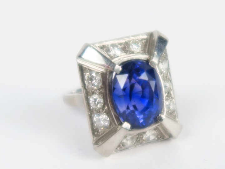 Bague Art Déco, ornée d'un important saphir, et de diamants. Monture e