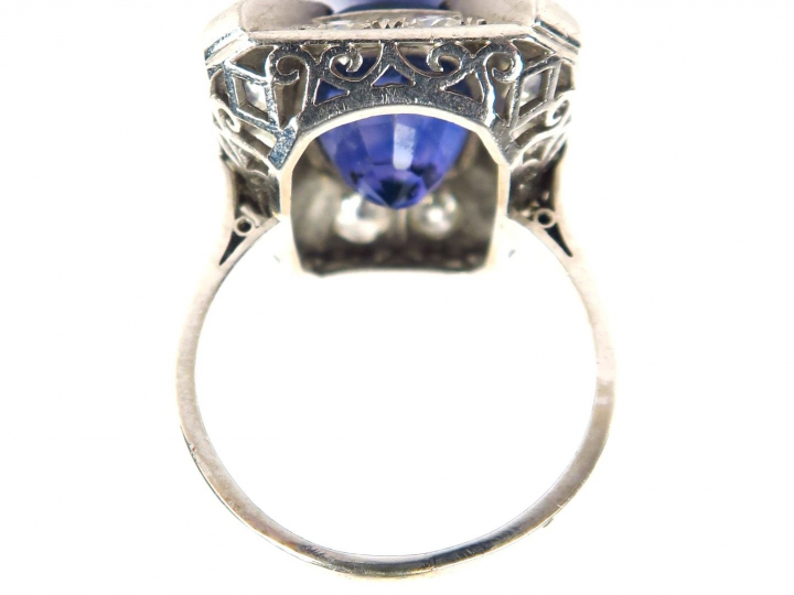 Bague Art Déco, ornée d'un important saphir, et de diamants. Monture e