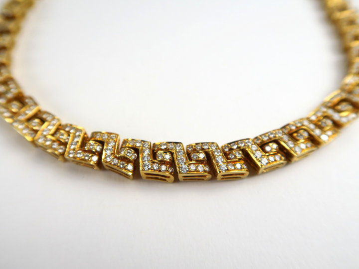 Collier en or serti sur la moitié d'un pavage de diamants. Poids tel :