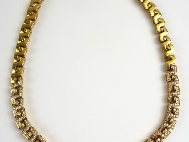 Collier en or serti sur la moitié d'un pavage de diamants. Poids tel :