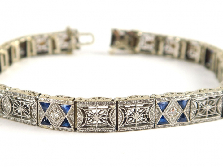 Bracelet articulé en or blanc 14 carats à décor ajouré et filigrané, o