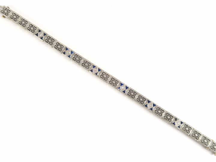 Bracelet articulé en or blanc 14 carats à décor ajouré et filigrané, o