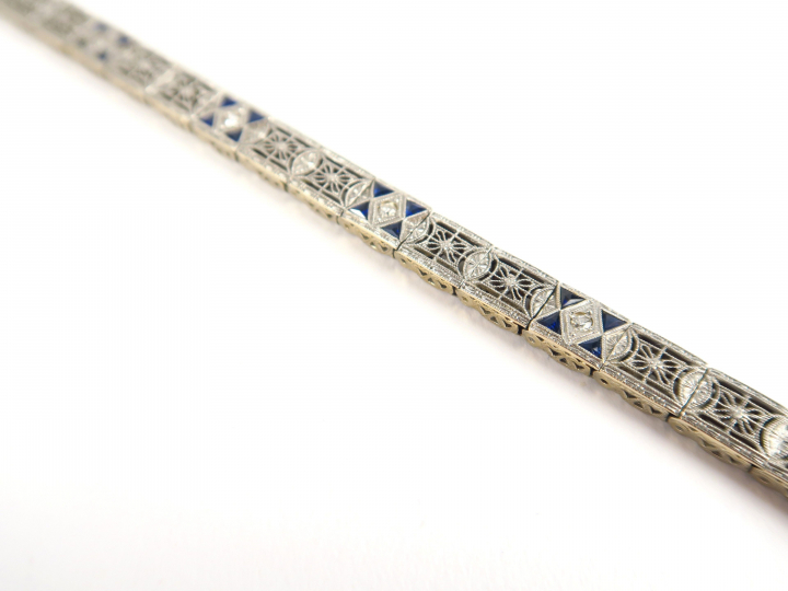 Bracelet articulé en or blanc 14 carats à décor ajouré et filigrané, o