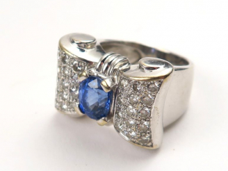 Vente aux enchères Bague tank en or blanc ornée d'un saphir et pavage de diamants.  Montu