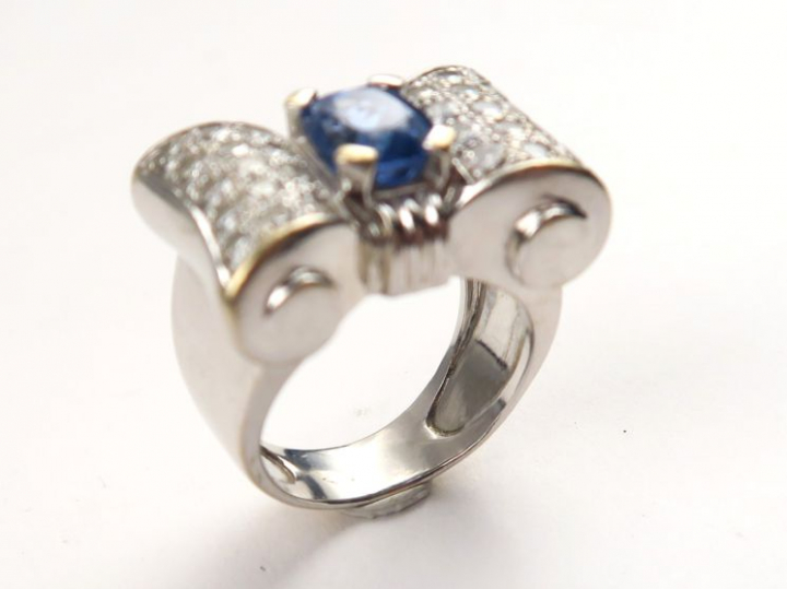 Bague tank en or blanc ornée d'un saphir et pavage de diamants.  Montu