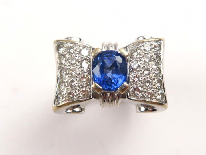 Bague tank en or blanc ornée d'un saphir et pavage de diamants.  Montu