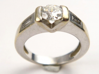 Vente aux enchères Bague ornée d'un diamant central taille ancienne de 0,7 ct environ et 