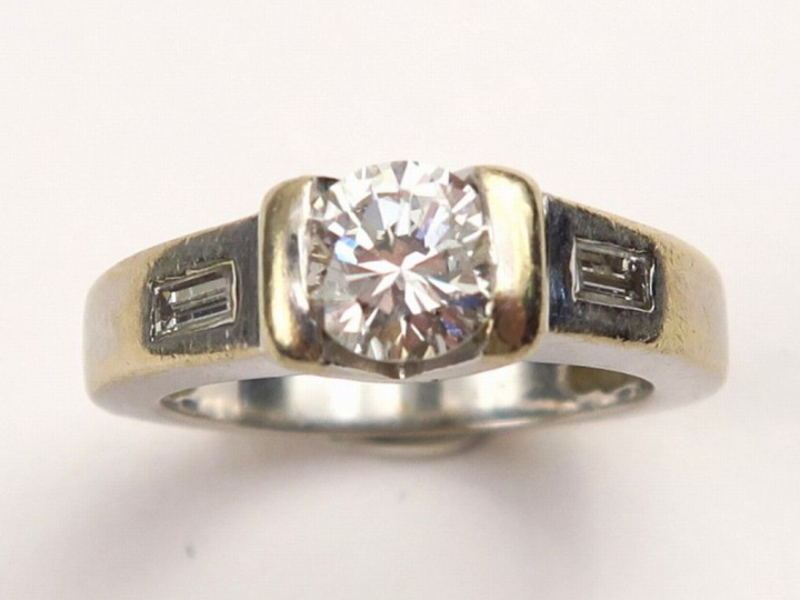 Bague ornée d'un diamant central taille ancienne de 0,7 ct environ et 