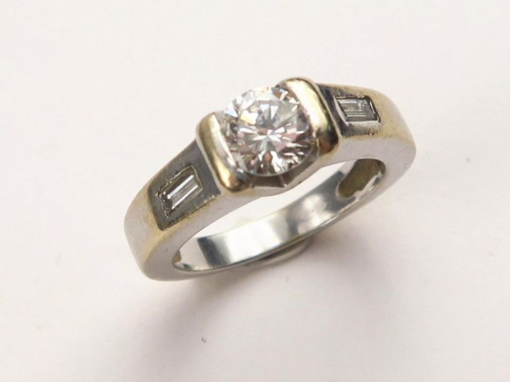 Bague ornée d'un diamant central taille ancienne de 0,7 ct environ et 
