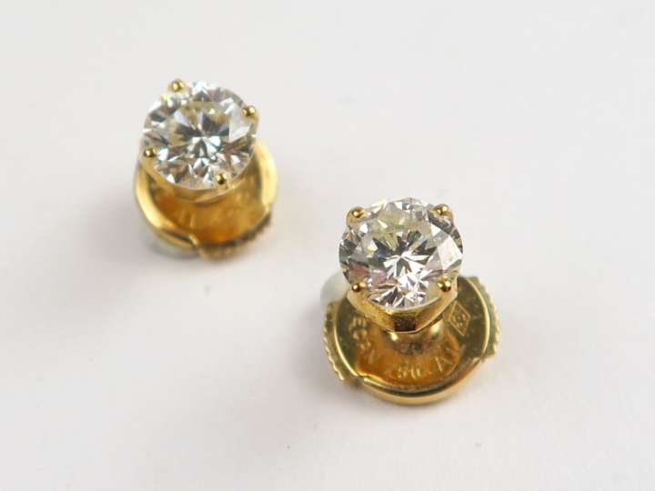 Puces d'oreilles serties de diamants de 0,30 carat environ