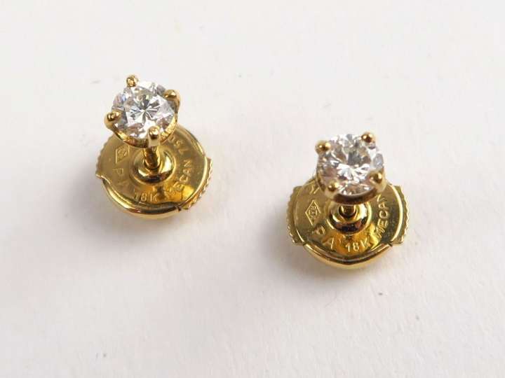 Puces d'oreilles serties de diamants de 0,10 carat environ