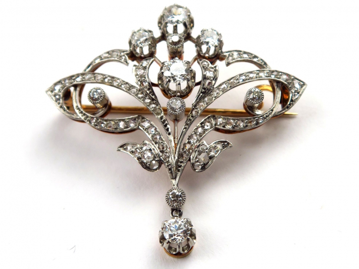 Broche Napoléon III en or jaune et or blanc, à décor de rinceaux feuil