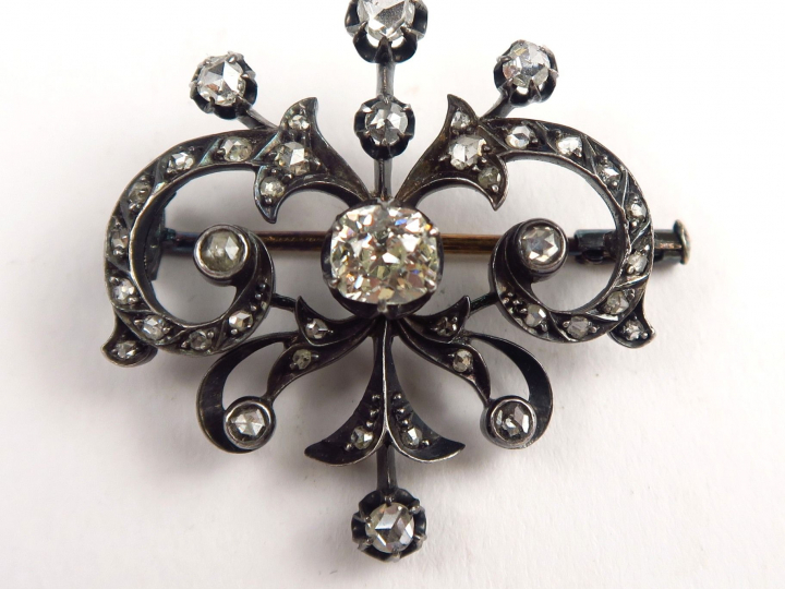 Broche Napoléon III en or blanc à décor de fleurons, orné au centre d'
