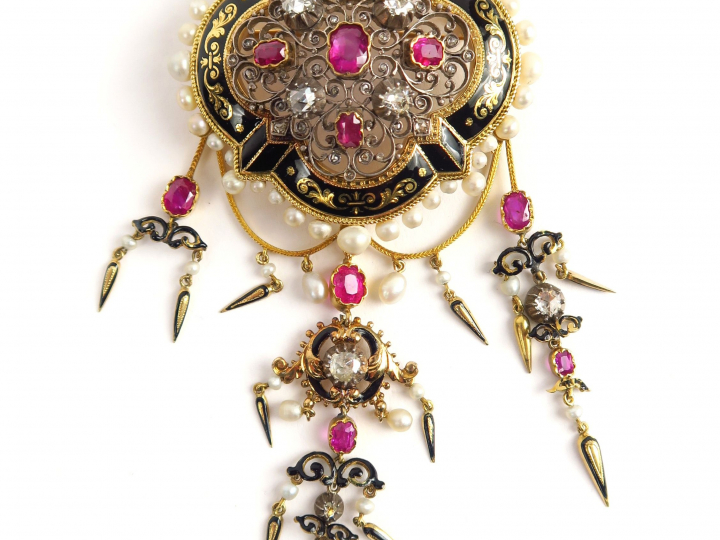 Broche Napoléon III en or, émail, rubis, diamants et perles. Poids tel