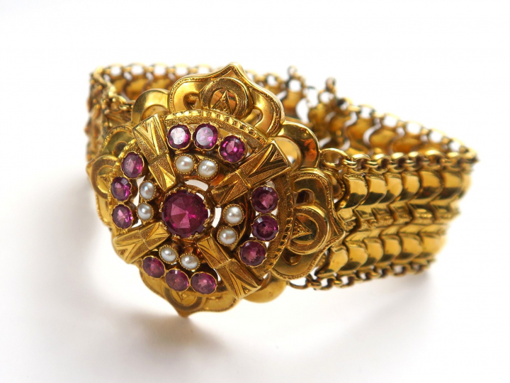 Bracelet Napoléon III en or, orné d'améthystes et de perles. Bracelet 