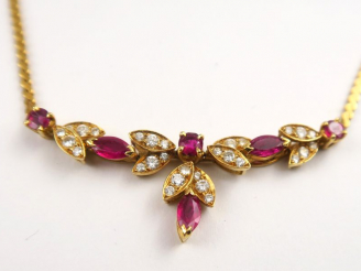 Vente aux enchères Collier en or jaune, orné en son centre de rubis et de petits diamants