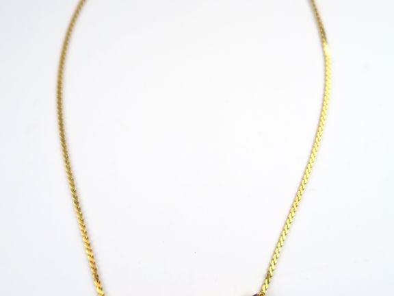 Collier en or jaune, orné en son centre de rubis et de petits diamants